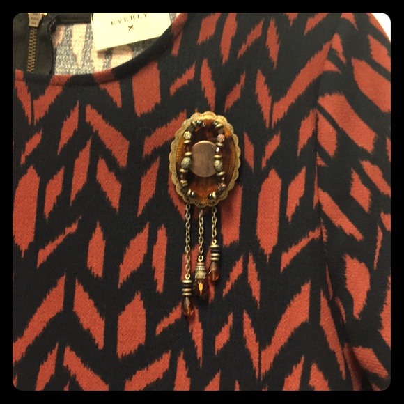 Retro-Style Antiqued Brooch - Picture 3 of 4